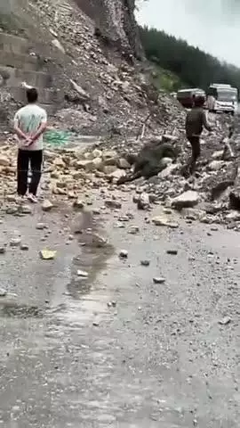 चमोली: बदरीनाथ राष्ट्रीय राजमार्ग, बेनरपानी व उमटा में मलबा आने से अवरुद्ध, तीर्थ यात्री हाईवे खुलने का कर रहे इंतजार