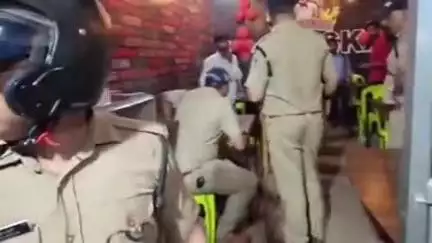 रुद्रपुर: ट्रांजिट कैंप थाना पुलिस ने होटल ढाबो पर शराब पीने और पिलाने वालों के खिलाफ चलाया अभियान, 15 लोगों का चालान किया
