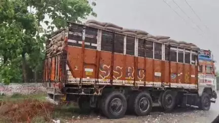 पडरौना: कुशीनगर में ठेकेदारों की लापरवाही से गरीबों का राशन भीगा, वायरल हुआ वीडियो, जिम्मेदार कब होंगे कार्रवाई के घेरे में