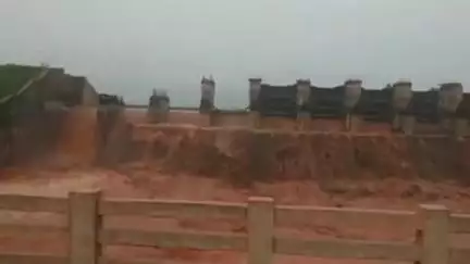 ଚମ୍ପୁଆ: କାନପୁର ବୃହତ ଜଳ ସେଚନ ପ୍ରକଳ୍ପର ଅସ୍ଥାୟୀ ମାଟିବନ୍ଧ ଭାଙ୍ଗି ଡ୍ୟାମ ଗେଟ ଉପରେ ଚାଲିଲା ପାଣି, ବନ୍ୟା ଆଶଙ୍କା