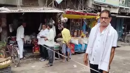 बैरिया: रानीगंज बाजार में नापी पैमाइश करके तैयार की जा रही अतिक्रमण की सूची, DM करेंगे कार्रवाई