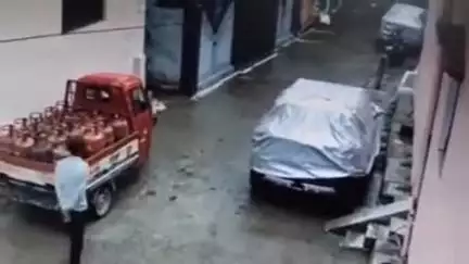 ललितपुर: वर्णी कॉलेज के पीछे स्थित गली से गैस सिलेंडर सप्लाई करने वाले ऑटो रिक्शा से सिलेंडर चोरी करने का वीडियो हुआ वायरल