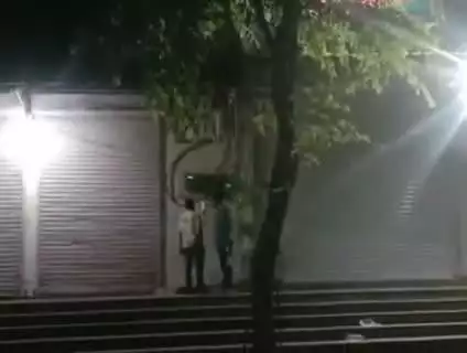 जबलपुर: रांझी बड़ा पत्थर शराब दुकान से देर रात अवैध शराब की बिक्री, वीडियो वायरल, आबकारी विभाग मौन