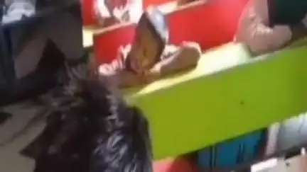 महाराजगंज: इसिया प्राथमिक विद्यालय में प्रधानाध्यापिका के तबादले की खबर सुनते ही बच्चों का रोते हुए वीडियो हुआ वायरल