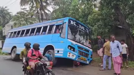 ചാവക്കാട്: തിരുവത്ര അത്താണിയിൽ

ദേശീയപാത സർവീസ് റോഡിലെ കാനയോട് ചേർന്ന കുഴിയിലേക്ക് സ്വകാര്യ ബസ് ചെരിഞ്ഞ് അപകടം