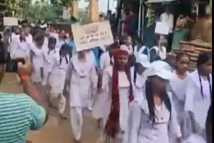 लखीसराय: लखीसराय जिले के 32वें स्थापना दिवस पर आर. लाल कॉलेज से गांधी मैदान तक प्रभात फेरी निकाली गई