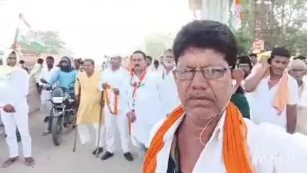 कुदरा: कुदरा नगर पंचायत में पहुंचे महागठबंधन के DICC सेक्रेटरी देवेंद्र प्रसाद यादव फूलमाला के साथ किया गया स्वागत=रिपोर्ट महें