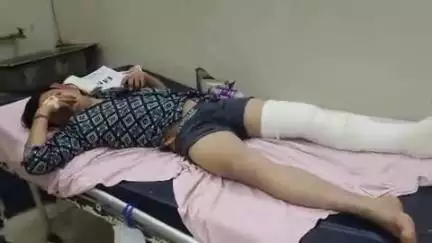 फिरोज़ाबाद: कुबेरपुर रोड नेशनल हाईवे पर ट्रक से टकराई बाइक, दो युवक हुए घायल