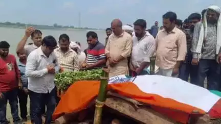सकलडीहा: चंदौली जिले की निवासिनी आईटीबीपी की महिला जवान का एम्स में निधन, बलुआ घाट पर राजकीय सम्मान के साथ अंतिम विदाई हुई