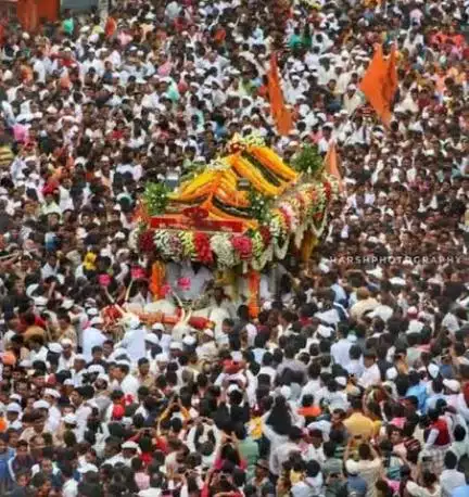 महाराष्ट्र संत ज्ञानेश्वर की पालकी भव्य रिगणउत्सव आषाढी एकादशी के मौके पर भगवान श्री विट्ठल के दर्शन के लिए भक्तों की पदयात्रा अब पंढरपुर की ओर बढ़ रही है बुधवार को संत ज्ञानेश्वर महाराज की पालकी का दूसरा उत्सव सोलापुर जिले के गांव में