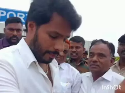 ಬೀದರ್: ನಗರದ ಏರ್ಪೋರ್ಟ್ ನಲ್ಲಿ ಜೆಡಿಎಸ್ ಯುವ ಘಟಕದ ರಾಜ್ಯಾಧ್ಯಕ್ಷ ನಿಖಿಲ್ ಕುಮಾರಸ್ವಾಮಿ ಅವರನ್ನು ಬರಮಾಡಿಕೊಂಡ ಜಿಲ್ಲಾ ಜೆಡಿಎಸ್ ಪದಾಧಿಕಾರಿಗಳು