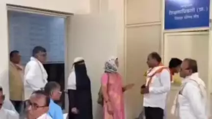 भ्रष्टाचार निर्मूलन समितीचे अध्यक्ष सादिक इनामदार यांच्यावर शिक्षण विभागात गोंधळ केल्याप्रकरणी विनयभंगाचा गुन्हा दाखल