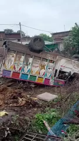 कवर्धा: रायपुर-जबलपुर NH 30 पर ग्राम लेंजाखार में तेज रफ्तार पिकअप अनियंत्रित होकर सड़क किनारे खेत में पलटा, बड़ा हादसा टला