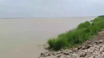 खतरे के करीब पहुंचा सरयू का जलस्तर, अलर्ट जारी