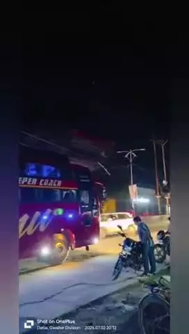 दतिया नगर: उनाव रोड पर मम्मा जु के बाग़ में हाईटेंशन बिजली के तार से टकराई बस, करंट से मची अफरा-तफरी