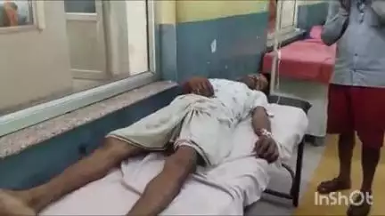 बांदा: महुआ गांव में खेत पर काम कर रहे किसान को जहरीले सांप ने काटा, किसान की हालत बिगड़ गई