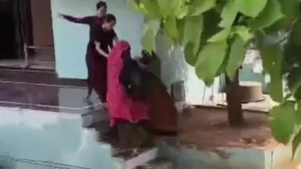 सिकराय: गेरोटा गांव में RPF हेड कांस्टेबल की पत्नी को ससुराल में धक्का देकर बाहर निकाला गया, वीडियो हुआ वायरल