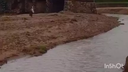 जशपुर: दो जिंदगियों को पीठ पर लादे आशा मितानिन बनीं मसीहा, सतालूटोली से आया वीडियो, सिस्टम ने ग्रामीणों को किया बेसहारा