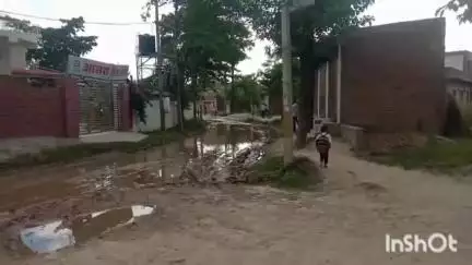 बंजरिया: अजगरी बजरंग स्थान से शनिश्चरा स्थान जाने वाली सड़क के मुहाने पर पिछले 4 वर्षों से जलजमाव से परेशानी #jansamasya