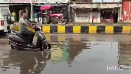ब्यौहारी: नगर परिषद ब्यौहारी के चुंगी नाका के पास सड़क में भरा  पानी, लोग परेशान#jan samasya