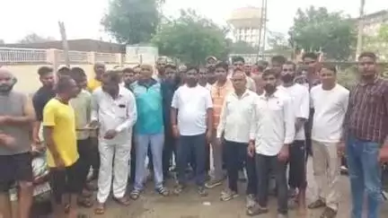 भीलवाड़ा: निगम सफाईकर्मी की मौत के मामले में वाल्मीकि समाज ने एमजी हॉस्पिटल मोर्चरी के बाहर शुरू किया प्रदर्शन