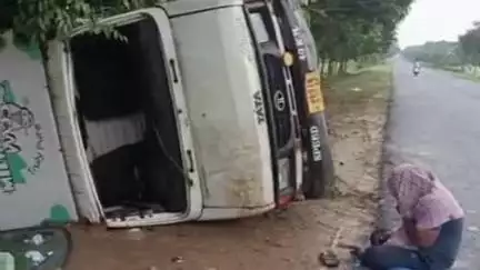 କେନ୍ଦୁଝର ସହର: ଭୋଗପୁର ଶାଳ ନିକଟରେ କ୍ଷୀର ବୋଝେଇ ମିନିଟ୍ରକ ରାସ୍ତା ପାର୍ଶ୍ଵରେ ଓଲଟି ପଡିଲା ଦୁର୍ଘଟଣା