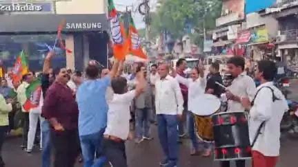 खंडवा नगर: हेमंत खंडेलवाल के भाजपा प्रदेश अध्यक्ष बनने पर केवलाराम चौराहे पर आतिशबाजी और मिठाई से मनाया गया जश्न