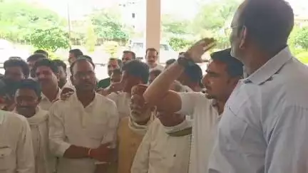 मध्यप्रदेश कांग्रेस कमेटी के ऊर्जावान प्रदेश अध्यक्ष आदरणीय जीतू पटवारी जी के खिलाफ पुलिस थाना मुंगावली में दर्ज की गई FIR के विरोध में जिला कांग्रेस अशोकनगर द्वारा SP महोदय को ज्ञापन दिया और झूठी FIR वापस लेने की मांग की गई