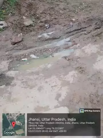 मऊरानीपुर : भटपुरा के कारसदेव मंदिर  चौराहे के पास प्लास्टर /सीसी नहीं हुई जल जीवन मिशन के द्वारा खोदी गई सड़क पर