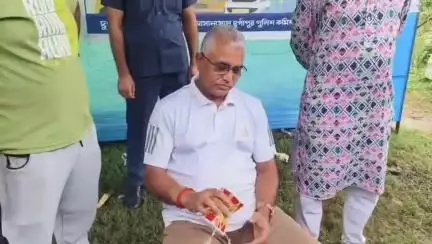 ফরিদপুর দুর্গাপুর: দুর্গাপুরের চন্ডীদাস বাজারে প্রাতভ্রমণ ও চায়ের আসরে ডুগডুগি হাতে চেয়ারে বসে দিলীপ ঘোষ