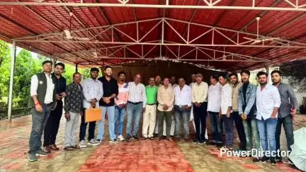 हर्रई: शारदामाई गौशाला में निर्माण कार्य को लेकर समाजसेवियों ने विधायक कमलेश शाह से की मुलाकात