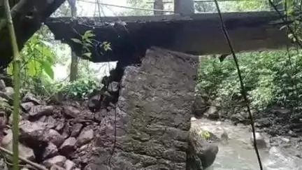 चम्पावत: सिलाड गांव में नाली पर बना पैदल पुल अत्यधिक बारिश से हुआ क्षतिग्रस्त