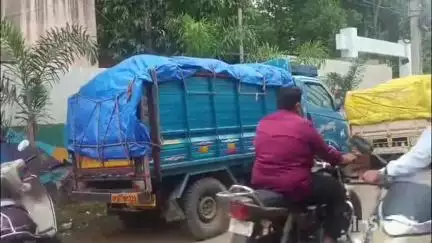 గుంటూరు: గుంటూరులో అక్రమంగా తరలిస్తున్న 30 క్వింటాల రేషన్ బియ్యాన్ని పట్టుకున్న పోలీసులు