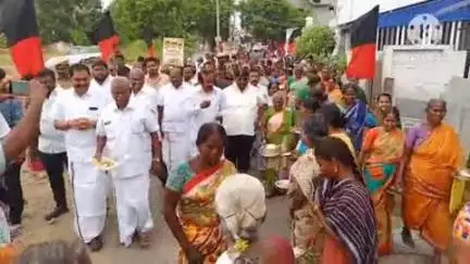 ஈரோடு: அம்பேத்கர் நகர் பகுதியில் உறுப்பினர் சேர்க்கையை அமைச்சர் முத்துசாமி அவர்கள் வீடுவீடாகச் சென்று சேகரித்தார்