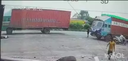 દાહોદ: રાબડાલ હાઇવે પર કન્ટેનરે રાહદારીને ટક્કર મારતા વ્યક્તિનું મોત.  કન્ટેનર CCTV માં કેદ