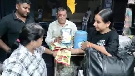 भिंड नगर: बतासा बाजार में तहसीलदार और खाद्य विभाग की टीम ने किराना दुकान पर छापा मारा