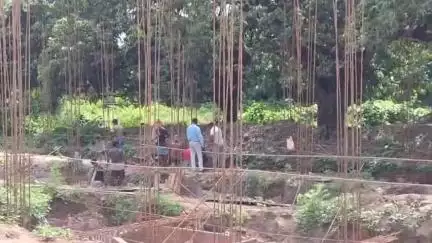 ভগবানগোলা ১: ভগবানগোলায় কানাপুকুর ব্লক স্বাস্থ্য কেন্দ্রে মুখ্যমন্ত্রীর ঘোষণা অনুযায়ী বিল্ডিং নির্মাণ শুরু বরাদ্দের স্বচ্ছতা ঘিরে উ