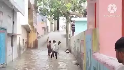 गुन्नौर: कस्बा बबराला में ओवरहेड टैंक का पाइप फटा, गलियों में घुटनों तक भरा पानी