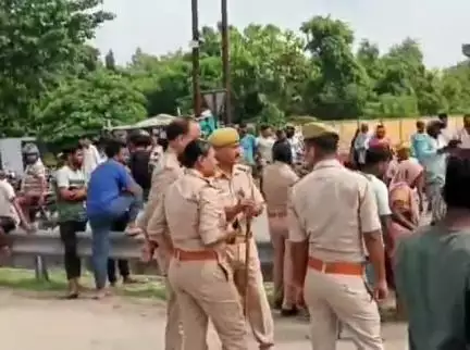राजातालाब: मिर्जामुराद में छात्रा की हत्या से ग्रामीणों में आक्रोश, शव रखकर नेशनल हाईवे को किया जाम