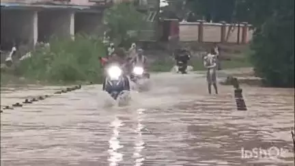 जगदलपुर: भारी बारिश के कारण गोरिया बहार नाले में बना पुल डूबा, जोखिम लेकर पुल पार करते दिखे लोग