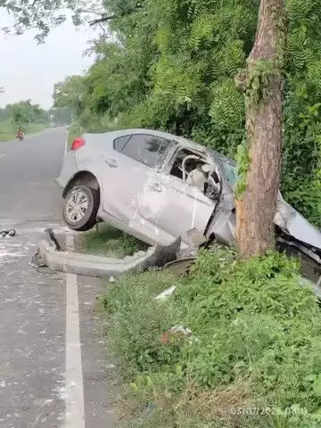 बीघापुर: बिहार-बक्सर मार्ग पर अनियंत्रित कार नीम के पेड़ से टकराई, 2 व्यक्ति घायल, इलाज जारी