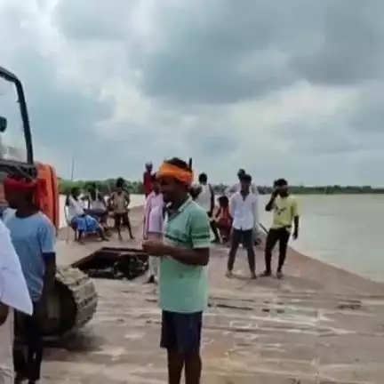 बैरिया: सिंगाही के सामने दियारा में गंडक नदी की धार मोड़ने के लिए नाव से मशीन रवाना, तटबंध पर दबाव होगा कम