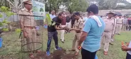 खंडवा नगर: एक पेड़ मां के नाम: ज़िले में रोपे जाएंगे एक हजार से अधिक पौधे, पुलिस अधीक्षक मनोज कुमार राय ने दी जानकारी