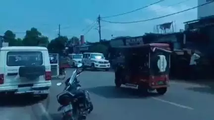 सीतापुर: जिला अस्पताल के पास संदिग्ध अवस्था में बंद बोलेरो में मिला व्यक्ति का शव, मचा हड़कम्प