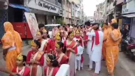 मेदिनीनगर (डालटनगंज): पंचमुहान जैन मंदिर से श्री सिद्धचक्र महामंडल विधान के लिए निकली भव्य कलश यात्रा, पूजा शुरू