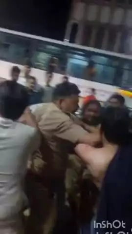 अलीगंज: जैथरा थाना से 200 मीटर दूरी पर 2 पक्षों में जमकर मारपीट, मौके पर पहुंची पुलिस के सामने भी हुआ संघर्ष