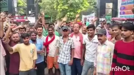 आरा: टेंपो यूनियन ने नगर निगम टैक्स बढ़ाने पर हड़ताल कर नगर निगम कार्यालय पर जमकर किया हंगामा