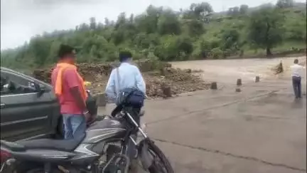 शाहबाद: सनवाडा नदी उफान पर, विशेष शिविर में जाने के लिए खड़े रहे अधिकारी