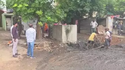 નડિયાદ: શહેરના પારસ સર્કલ પાસે વરસાદી કાંસની સફાઈ મહાનગરપાલિકા દ્વારા કરાવામાં આવી