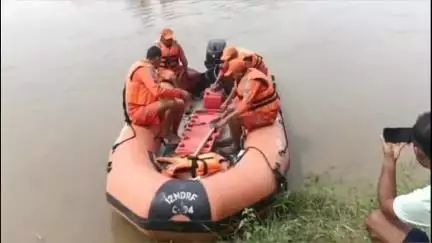 শিৱসাগৰ: দিখৌ নদীত সন্ধানহীন এটি কিশোৰৰ মৃতদেহ কোঁৱৰপুৰ হাড়মতি গড়ৰ দলঙৰ তলত উদ্ধাৰ